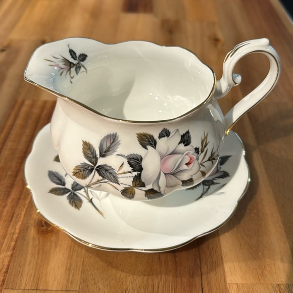 Beautiful Gravy boat and stand - Picture 1 of 3